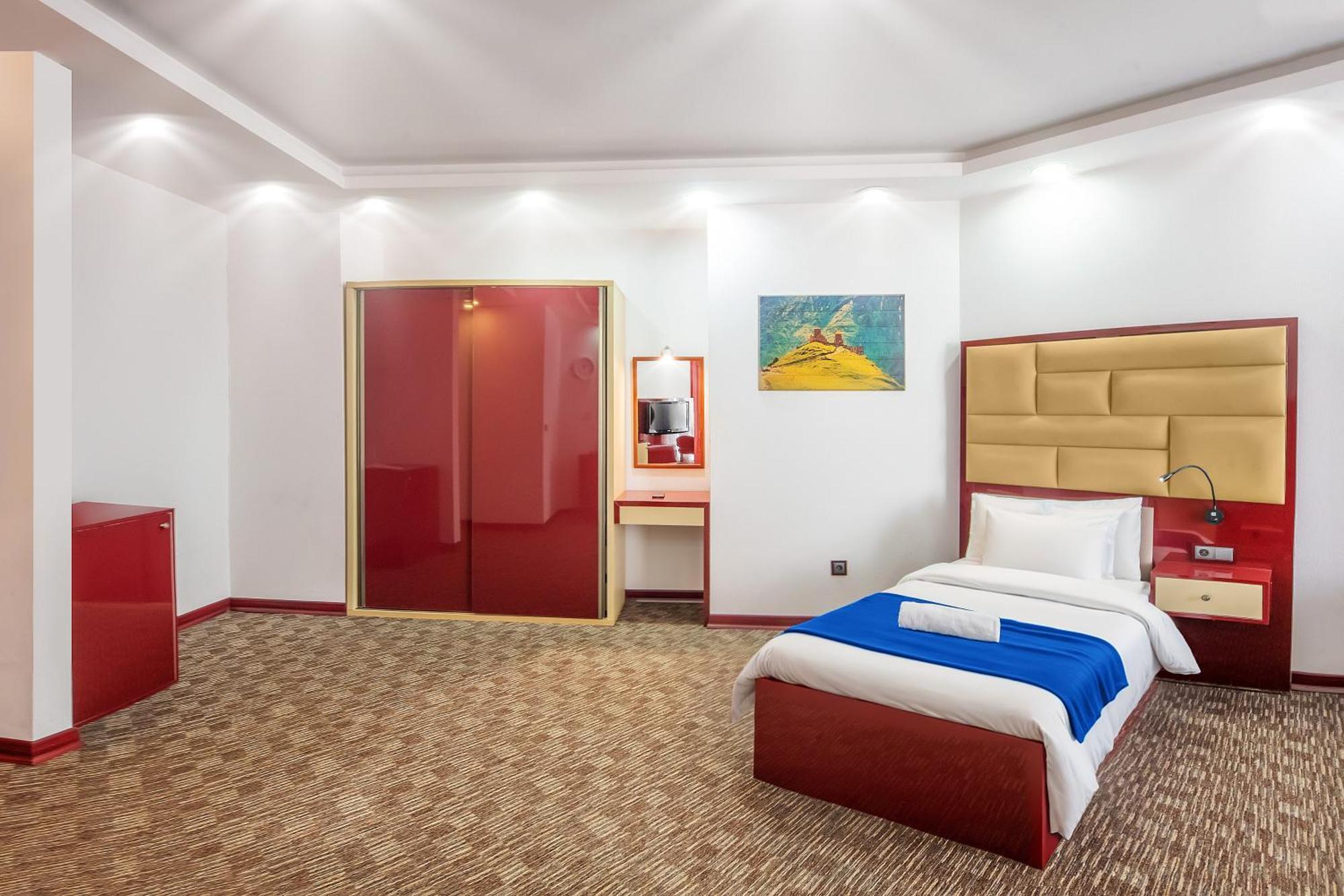Denis Hotel Тбилиси Экстерьер фото